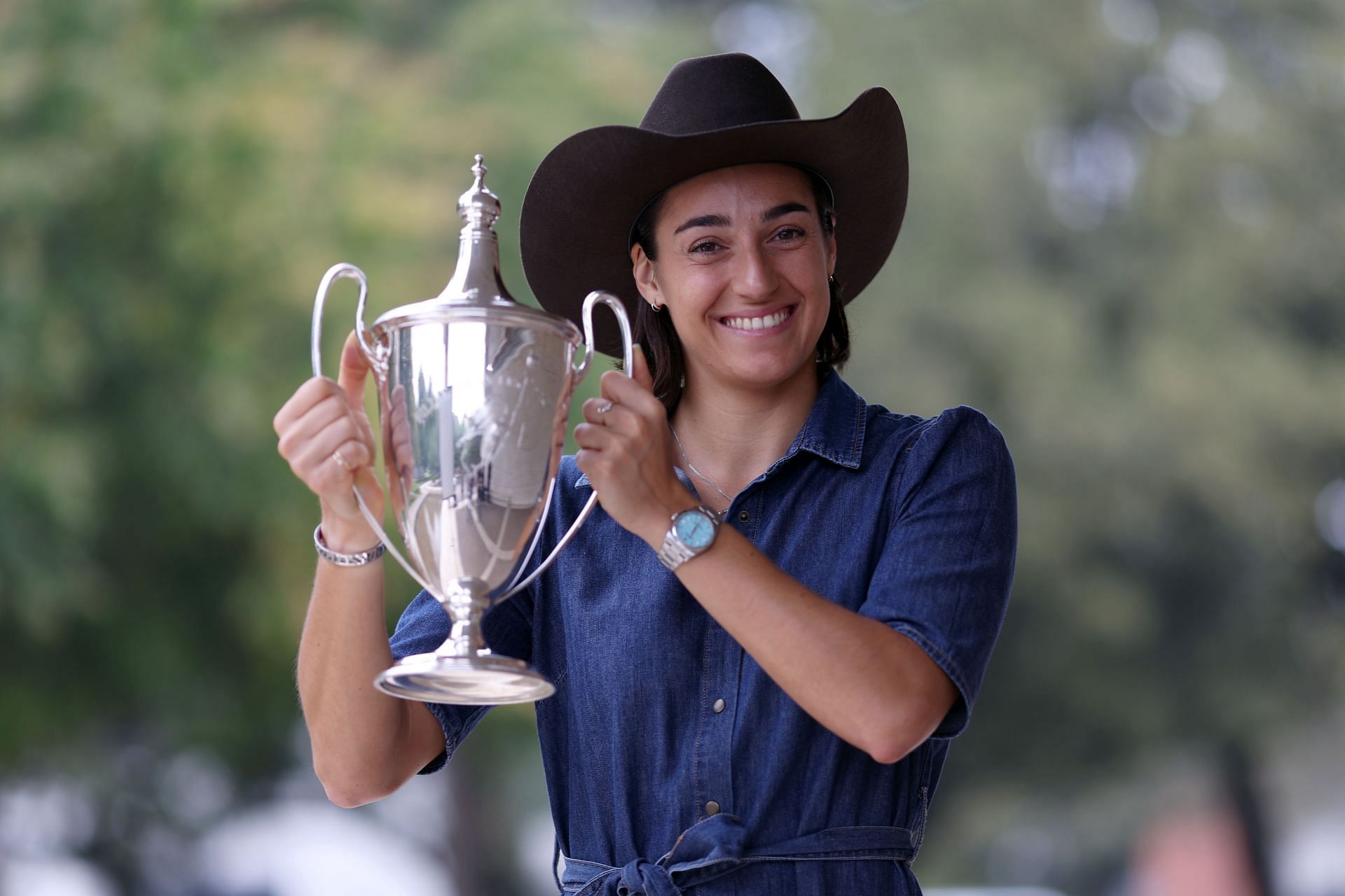 Caroline Garcia poses with the 2022 WTA Finals trophy (Source: Getty)